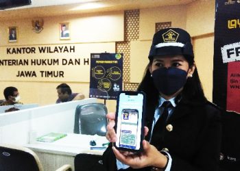 Petugas menunjukkan M-Paspor