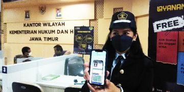 Petugas menunjukkan M-Paspor