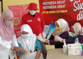 Dinkes-BIN Vaksinasi Siswa TK dan SD di Bungah, Gresik
