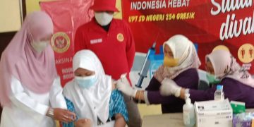 Dinkes-BIN Vaksinasi Siswa TK dan SD di Bungah, Gresik