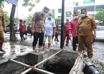 Wali Kota Surabaya Eri Cahyadi saat Sidak Jalan Ngagel