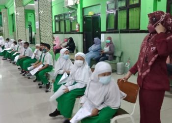 Ribuan Siswa MI Muslimat NU Pucang Sidoarjo Antusias Ikuti Vaksinasi