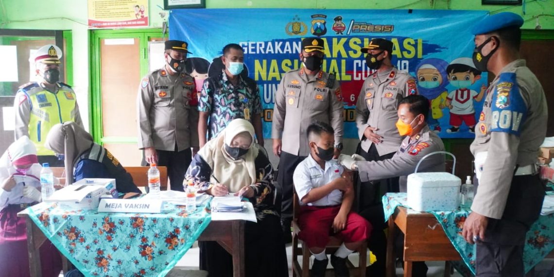 Kapolresta Sidoarjo Pantau Vaksinasi Anak Usia 6-11 Tahun di SDN Magersari