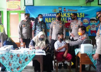 Kapolresta Sidoarjo Pantau Vaksinasi Anak Usia 6-11 Tahun di SDN Magersari