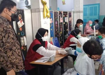 Wakil Ketua Komisi D Semangati Siswa SD Muhammadiyah 1 Sidoarjo Saat Vaksinasi