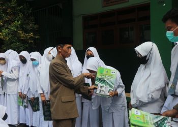 MA Darul Ulum Waru Berikan Beasiswa kepada Siswa Berprestasi