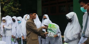 MA Darul Ulum Waru Berikan Beasiswa kepada Siswa Berprestasi
