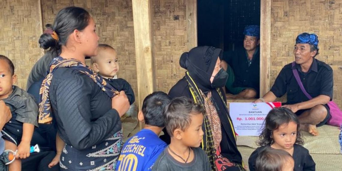 Kemensos Kunjungi Kampung Baduy Serahkan Bantuan Rp 100 Juta
