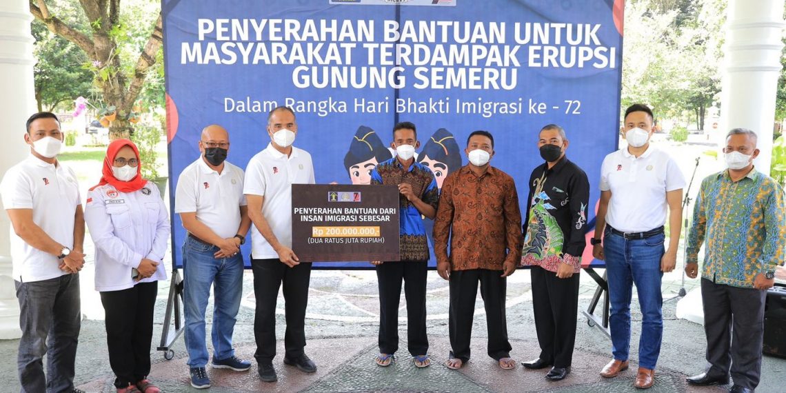 Imigrasi Berikan Bantuan Uang dan Logistik bagi Korban Erupsi Semeru