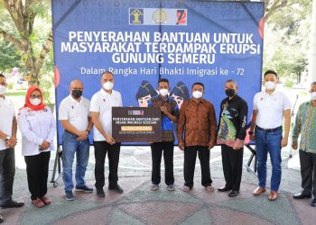 Imigrasi Berikan Bantuan Uang dan Logistik bagi Korban Erupsi Semeru