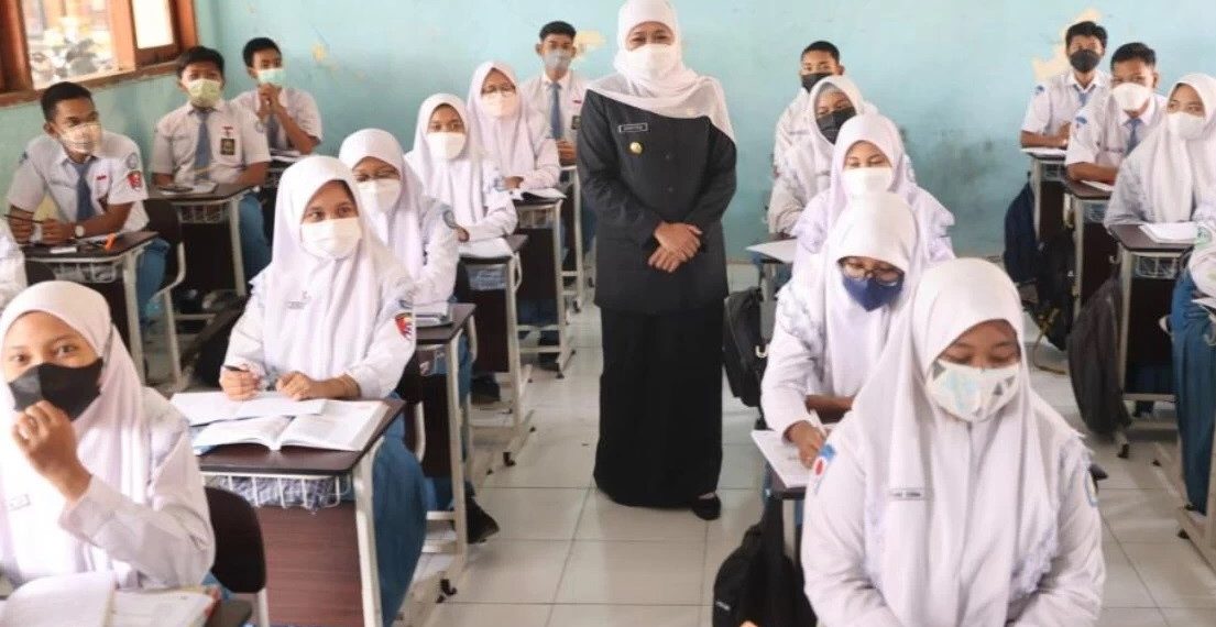 Gubernur Khofifah Tinjau Pelaksanaan PTM SMA/SMK di Gresik