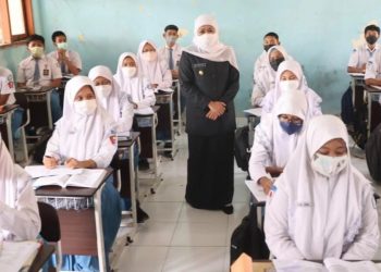 Gubernur Khofifah Tinjau Pelaksanaan PTM SMA/SMK di Gresik