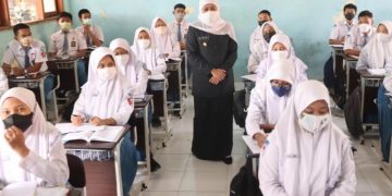 Gubernur Khofifah Tinjau Pelaksanaan PTM SMA/SMK di Gresik