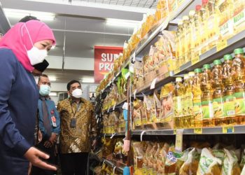 Kebijakan Satu Harga Minyak Goreng, Gubernur Khofifah: Stok Aman, Jangan ‘Panic Buying’
