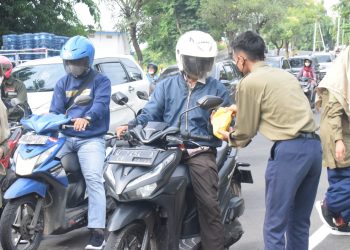 Smamsatu Geber Program Anyar: Jumat Berkah, Bagikan Nasbung ke Pelintas Jalanan