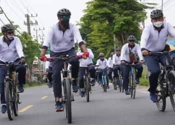 Jaga Semangat dan Stamina, AAL-Lantamal V Gowes Bareng di Madura