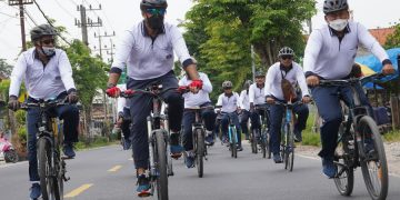 Jaga Semangat dan Stamina, AAL-Lantamal V Gowes Bareng di Madura