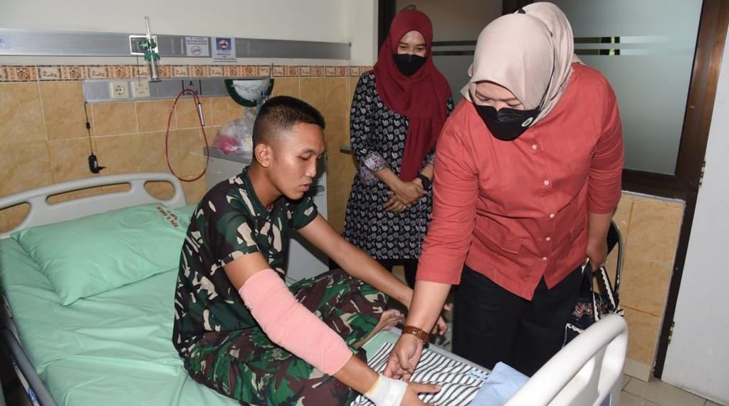 Ibu Asuh Taruna Laut Kunjungi Taruna yang Dirawat