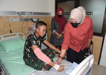 Ibu Asuh Taruna Laut Kunjungi Taruna yang Dirawat