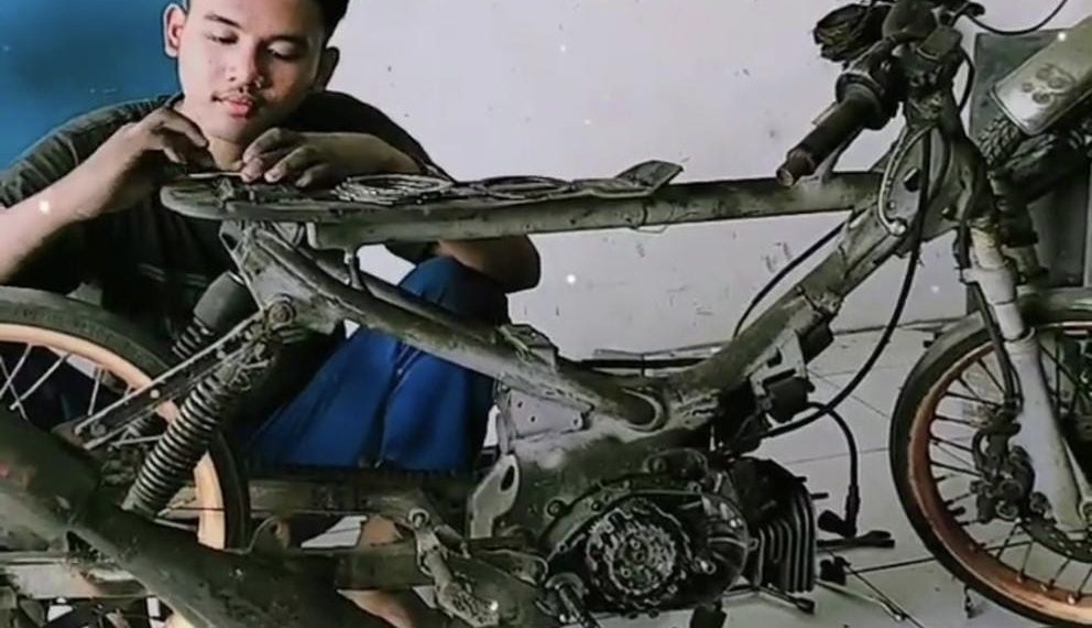 Dewa Asdhi Wijaya Siswa SMK Krian 2 Berwirausaha Bengkel Omsetnya Mencapai Rp 30 Juta per Bulan