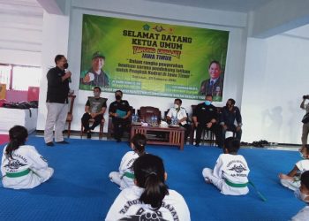 BHS saat memberikan sambutan sebelum penyerahan peralatan untuk pengcab Kodrat