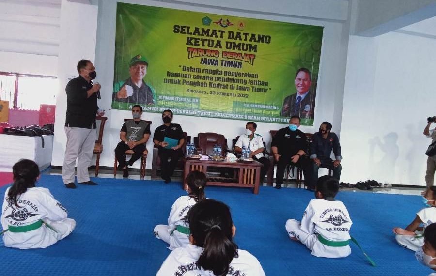 BHS saat memberikan sambutan sebelum penyerahan peralatan untuk pengcab Kodrat