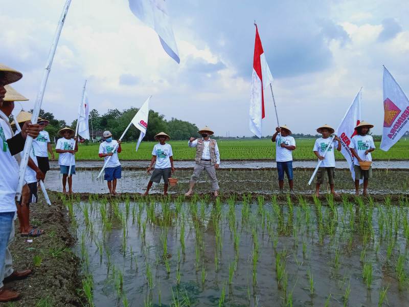 BHS bersama petani di Sidoarjo