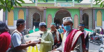 BHS dan Tim BHS peduli membagikan nasi kotak jumat bekah seusai sholat Jumat di Gedangan