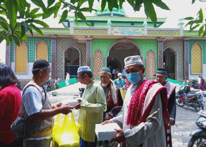 BHS dan Tim BHS peduli membagikan nasi kotak jumat bekah seusai sholat Jumat di Gedangan
