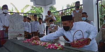 BHS nyekar di makam bupati pertama kabupaten Sidoarjo