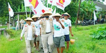 BHS saat berkunjung ke Petani di kawasan Sukodono, Sidoarjo