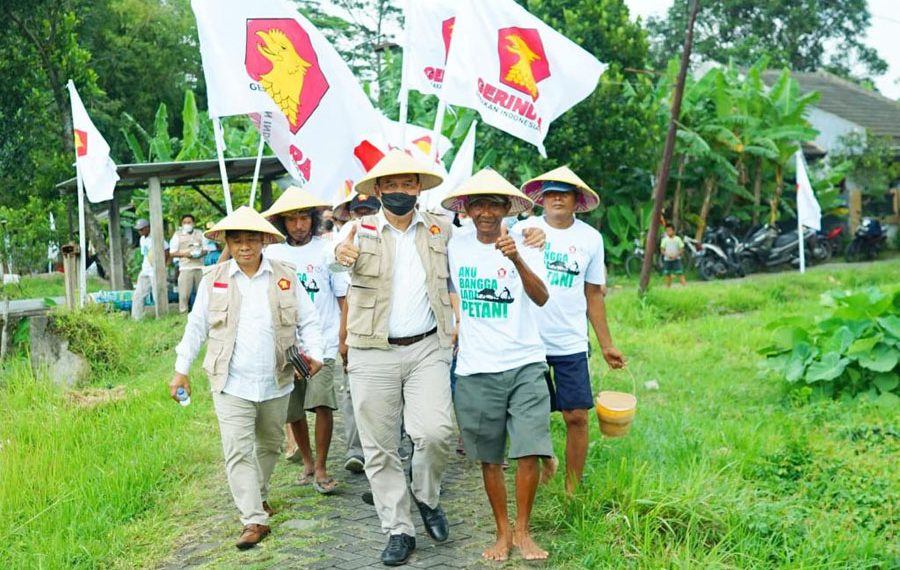 BHS saat berkunjung ke Petani di kawasan Sukodono, Sidoarjo