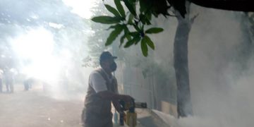 Bambang Haryo Soekartono turun langsung melakukan fogging di Perum Candi Loka, Sidoarjo