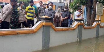 Banjir Kali Lamong Meluas, Bupati Gresik Tinjau Warga Terdampak