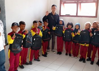 Sapa Siswa, Tim Perlindungan Anak dan Lembaga Anti Narkoba Bagikan Tas Sekolah