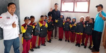 Sapa Siswa, Tim Perlindungan Anak dan Lembaga Anti Narkoba Bagikan Tas Sekolah