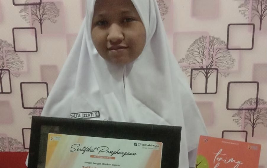 Zalfa Izzati Efendi Siswi SMK Negeri 2 Buduran Terpilih Jadi Penulis Terbaik Nasional