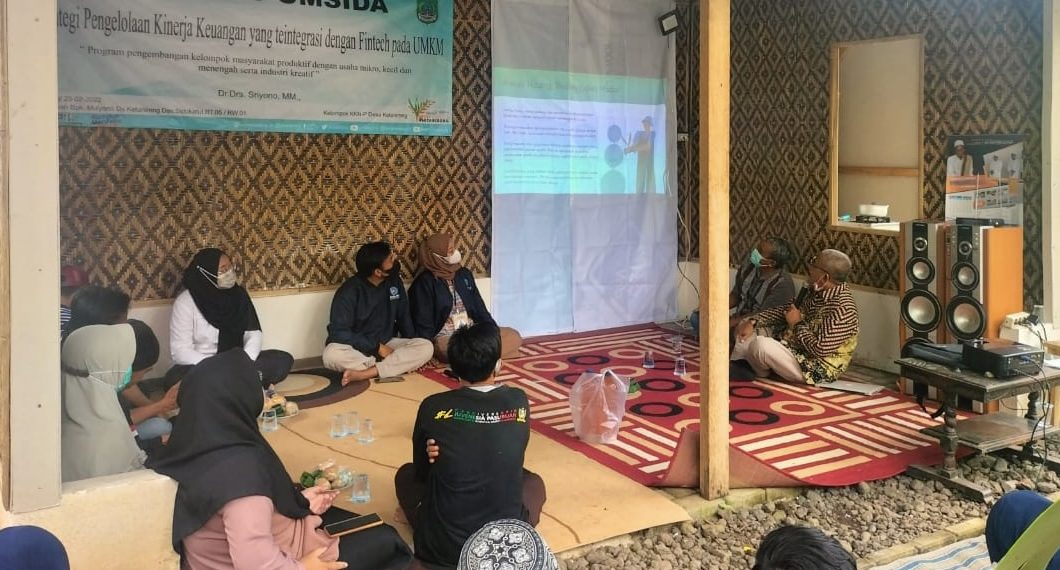 Mahasiswa Umsida Ajari Pelaku UMKM Srategi  Pengelolaan Keuangan Terintegrasi Fintech