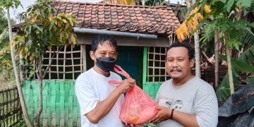 Pengurus E-Sports Indonesia Gresik Berbagi Sembako kepada Duafa