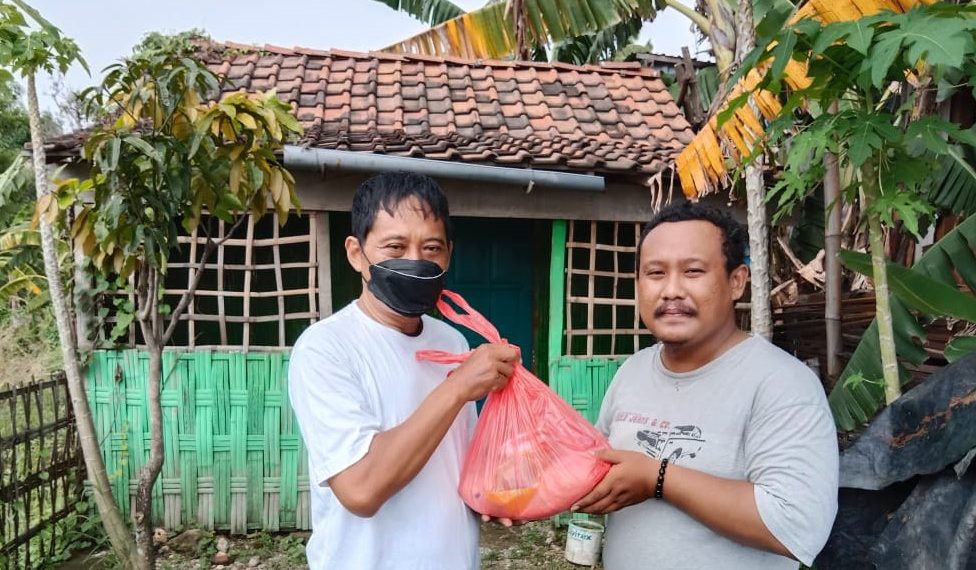Pengurus E-Sports Indonesia Gresik Berbagi Sembako kepada Duafa