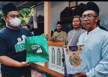 Relawan Erick-Khofifah Wakafkan Al Quran di Desa Kerjo