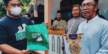 Relawan Erick-Khofifah Wakafkan Al Quran di Desa Kerjo