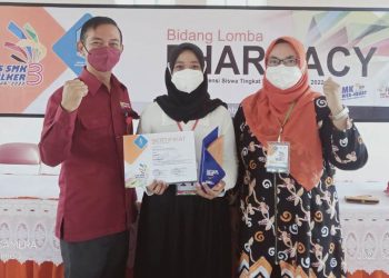 Salah satu siswi keluar menjadi juara 1 lomba Farmasi yaitu Mutia Nur Oktavia dari SMK Kesehatan Bhakti Wiyata Kediri.