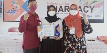 Salah satu siswi keluar menjadi juara 1 lomba Farmasi yaitu Mutia Nur Oktavia dari SMK Kesehatan Bhakti Wiyata Kediri.
