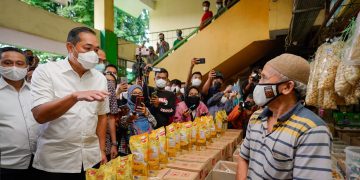 Tinjau Pasar Kramat Jati, Mendag Pastikan Harga Migor Sesuai HET