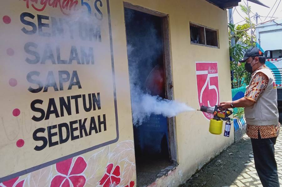 Tim BHS Peduli melakukan fogging
