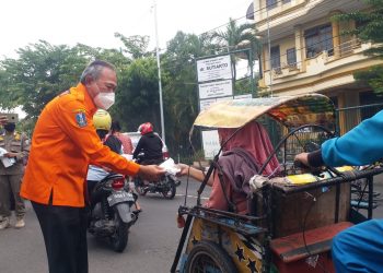 BPBD Jatim Lakukan Penyemprotan Desinfektan dan Berbagi Masker di Pasar Larangan Sidoarjo