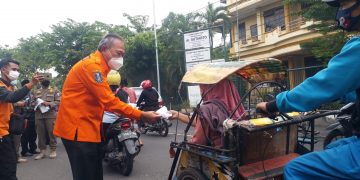 BPBD Jatim Lakukan Penyemprotan Desinfektan dan Berbagi Masker di Pasar Larangan Sidoarjo