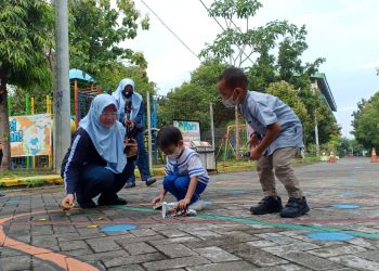 KB-TK Al Muslim Peringati HSN Dengan Teatrikal Pembuang Sampah Sembarangan
