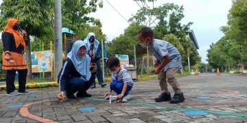 KB-TK Al Muslim Peringati HSN Dengan Teatrikal Pembuang Sampah Sembarangan